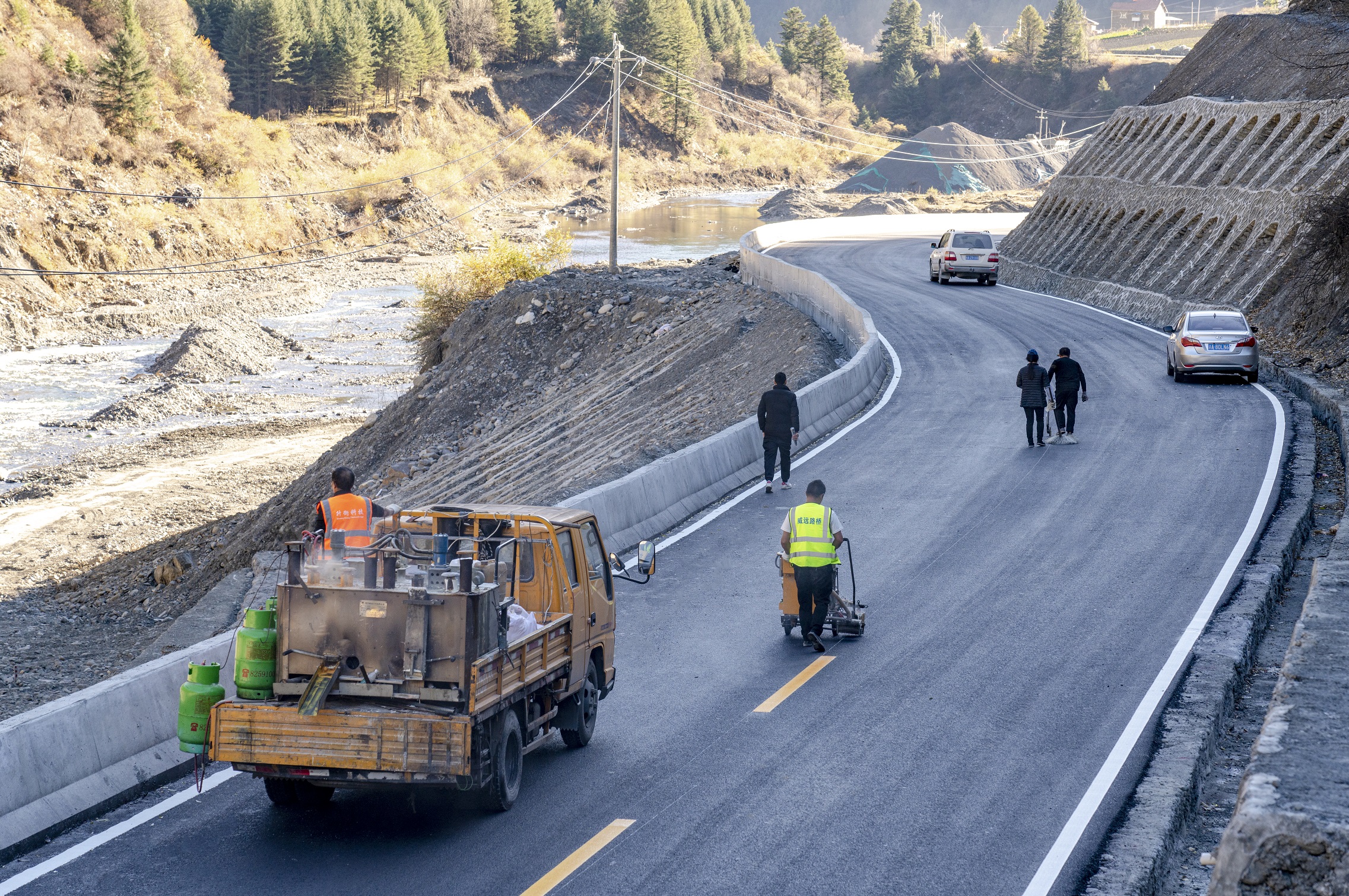 興蜀公司代建管理的S446線黑水至理縣公路工程試驗段全面完工